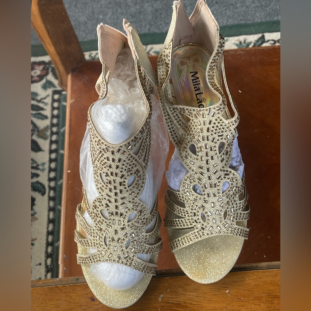 Milla Lady Gold Heels  with intricate cut-out design NWT 7.5